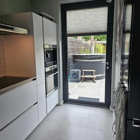 Moderne Gedeelde Woning Met Hottube, Dicht Bij Het Centrum Guest house *