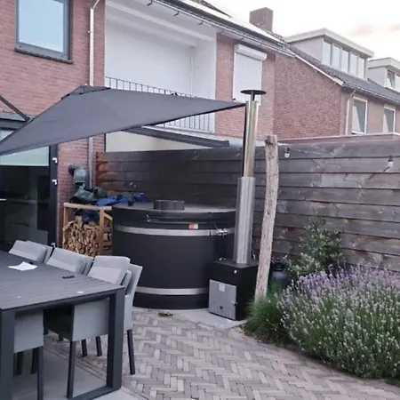 Konukevi Moderne Gedeelde Woning Met Hottube, Dicht Bij Het Centrum