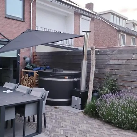 Guest house Moderne Gedeelde Woning Met Hottube, Dicht Bij Het Centrum